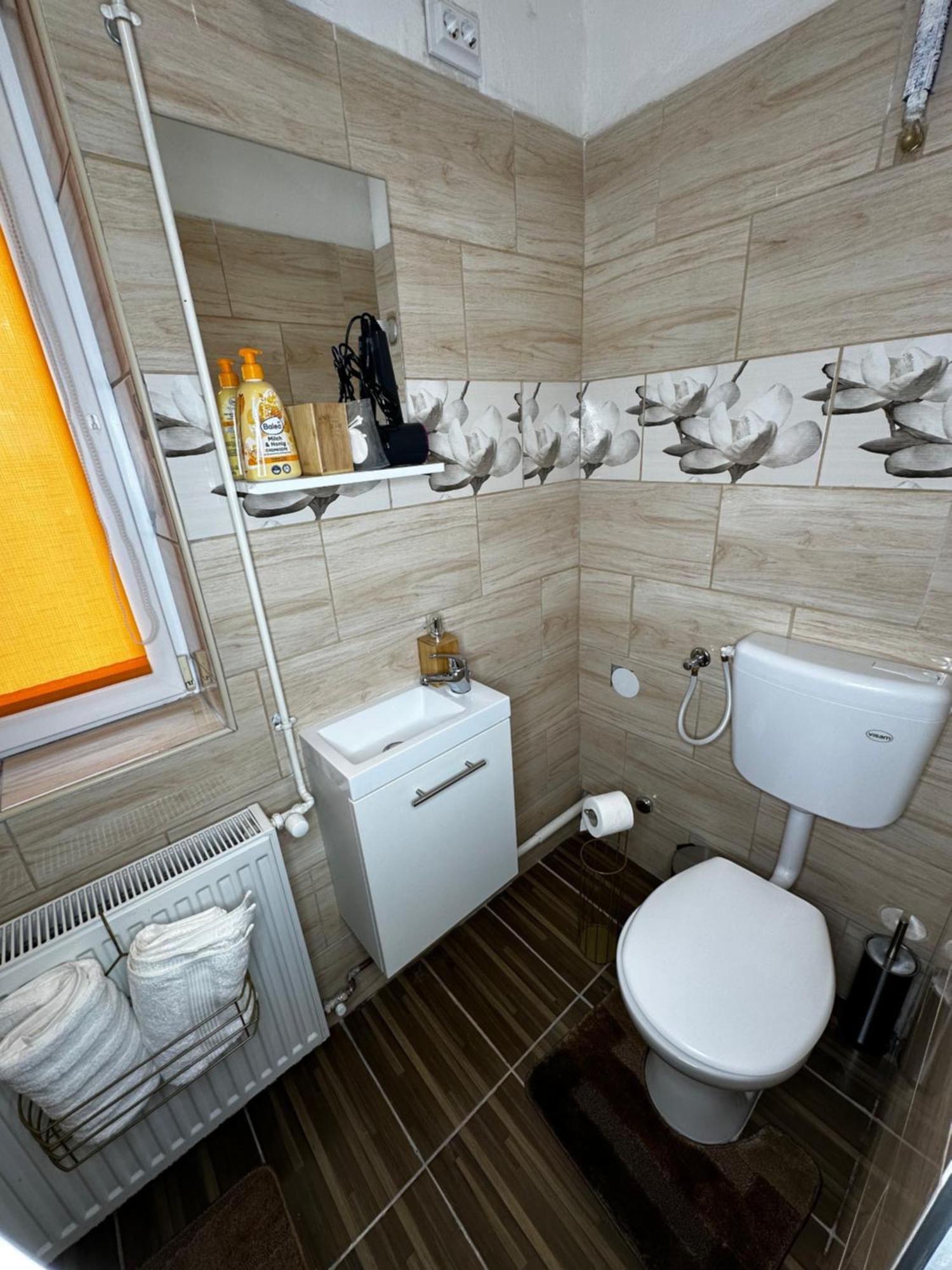Airport17 B&B Вечеш Экстерьер фото